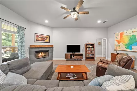 184 Lakeview Cir, Pilot Point, TX 76258 photo 9