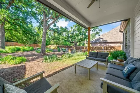 184 Lakeview Cir, Pilot Point, TX 76258 photo 2