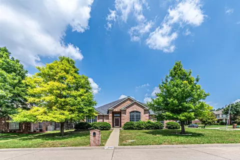 2900 Saint Vincent Dr, Mansfield, TX 76063