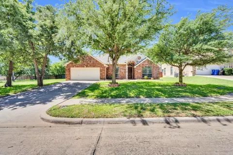 805 Warwick Ct, Kennedale, TX 76060