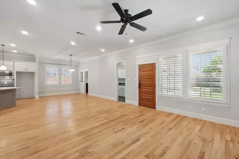 526 E Worth St, Grapevine, TX 76051 photo 18
