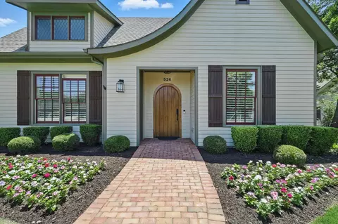 526 E Worth St, Grapevine, TX 76051 photo 2