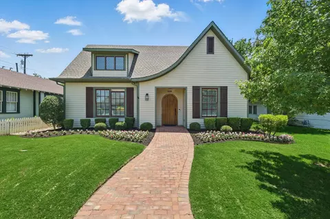 526 E Worth St, Grapevine, TX 76051