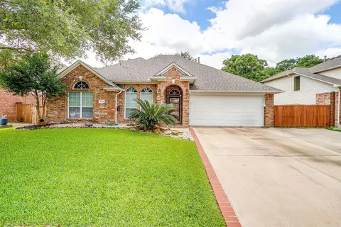 828 Huebner Way, Burleson, TX 76028