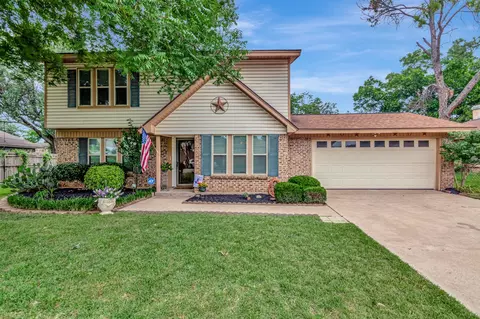 505 Parker Dr, Euless, TX 76039