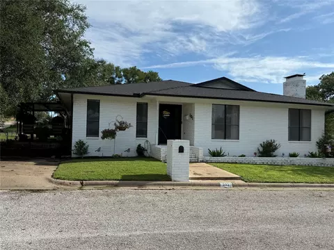 101 Cluster Dr, Mineral Wells, TX 76067
