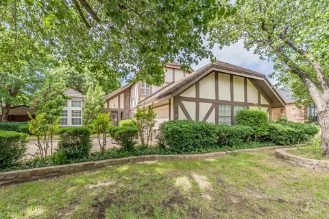 305 Warbler Dr, Bedford, TX 76021