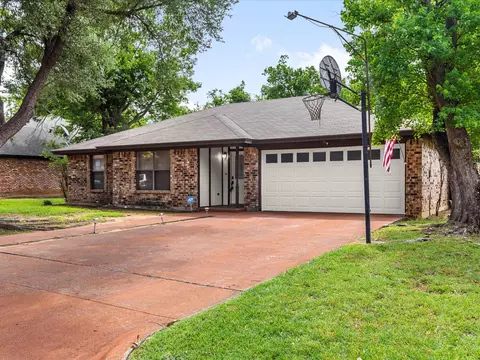 709 Owens Dr, Crowley, TX 76036