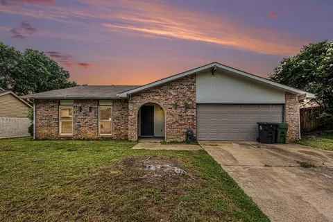 7107 Greenspring Dr, Arlington, TX 76016