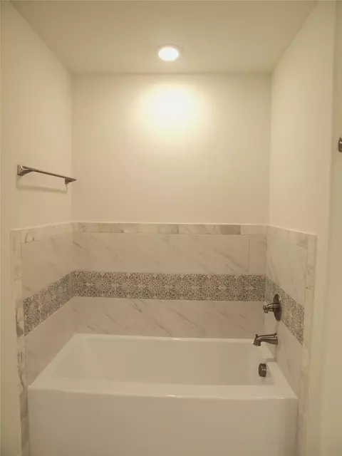 Bath - 705 Raylan St, Springtown, TX 76082 photo 7 of 8