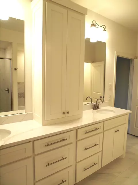 Bath - 705 Raylan St, Springtown, TX 76082 photo 4 of 8