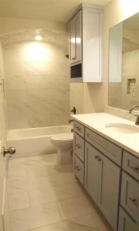 Bath - 705 Raylan St, Springtown, TX 76082 photo 1 of 8