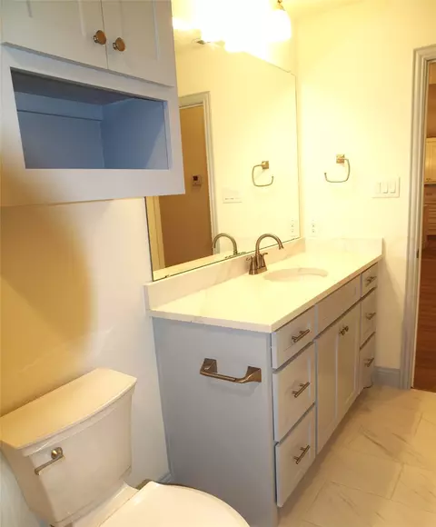 Bath - 705 Raylan St, Springtown, TX 76082 photo 2 of 8