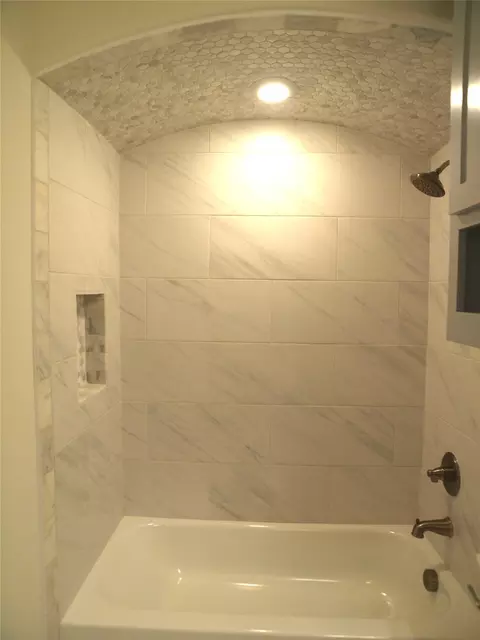 Bath - 705 Raylan St, Springtown, TX 76082 photo 3 of 8