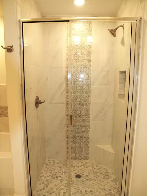 Bath - 705 Raylan St, Springtown, TX 76082 photo 8 of 8