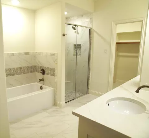 Bath - 705 Raylan St, Springtown, TX 76082 photo 6 of 8