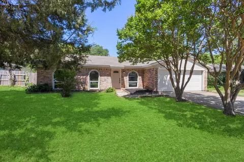 6206 Springwood Dr, Arlington, TX 76001
