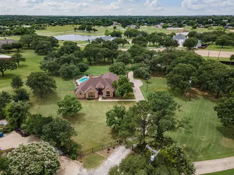 1015 Summit Dr, Burleson, TX 76028