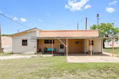 201 S 1st St, Bangs, TX 76823