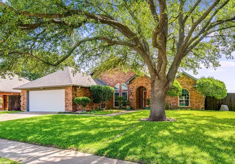 10253 Fieldcrest Dr, Benbrook, TX 76126