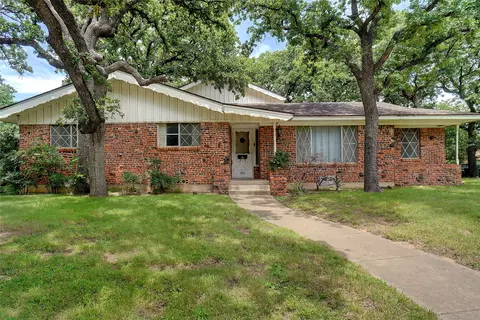 520 Circleview Dr S, Hurst, TX 76054
