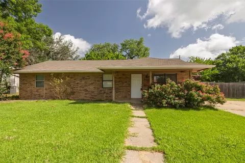 311 Denton Ct, Collinsville, TX 76233