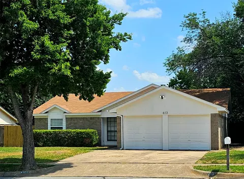 613 Park Center Blvd, Saginaw, TX 76179