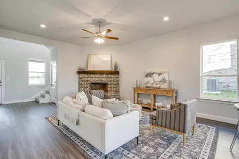 Living - 1005 Springfield Dr, Springtown, TX 76082 photo 4 of 5