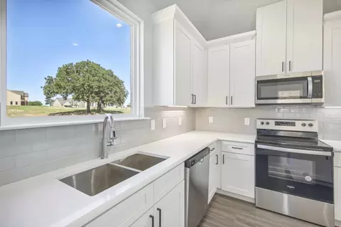 Kitchen - 1005 Springfield Dr, Springtown, TX 76082 photo 1 of 5