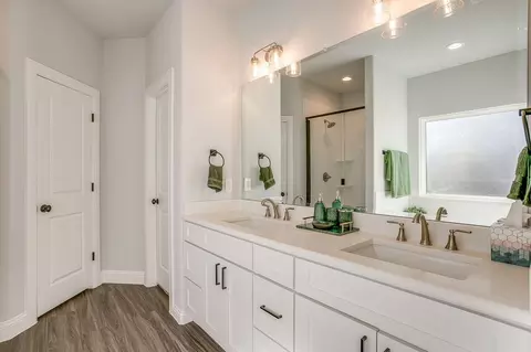 Bath - 1005 Springfield Dr, Springtown, TX 76082 photo 4 of 6