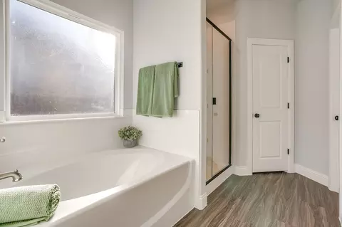 Bath - 1005 Springfield Dr, Springtown, TX 76082 photo 3 of 6