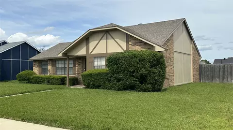 918 Maydelle Ln, Garland, TX 75042