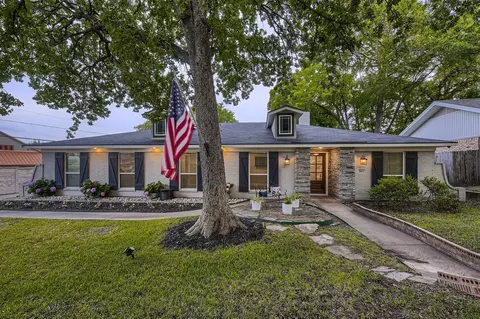 809 Wheelwood Dr, Hurst, TX 76053