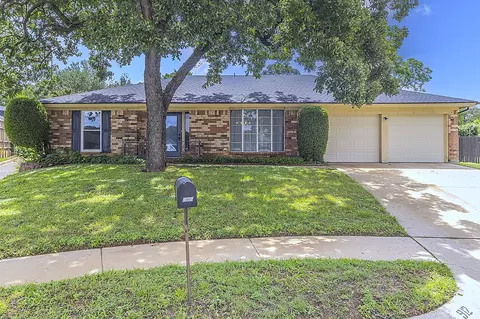 912 Hillside Ct, Bedford, TX 76022