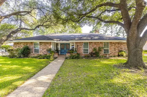 2421 Sir Guy Dr, Grand Prairie, TX 75050