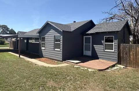 300 NE 2nd St, Knox City, TX 79529