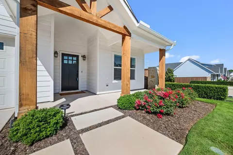 Exterior - 1002 Meadow Bend Loop N, Grapevine, TX 76051 photo 3 of 7