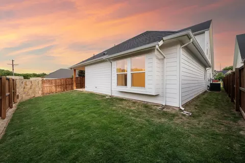 Exterior - 1002 Meadow Bend Loop N, Grapevine, TX 76051 photo 6 of 7
