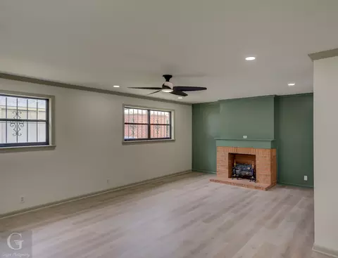Living - 808 East St, Minden, LA 71055 photo 2 of 4