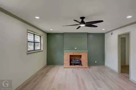 Living - 808 East St, Minden, LA 71055 photo 3 of 4