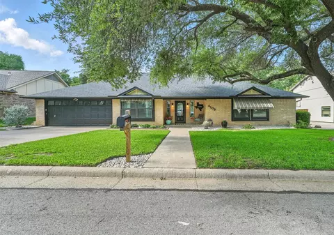 4109 Three Oaks Dr, Arlington, TX 76016