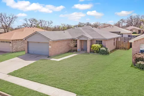 8028 Sartain Dr, Fort Worth, TX 76120