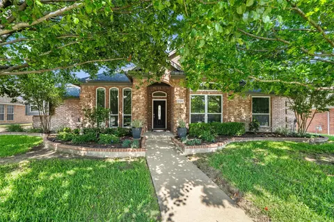 2704 Fox Glenn Ct, Hurst, TX 76054