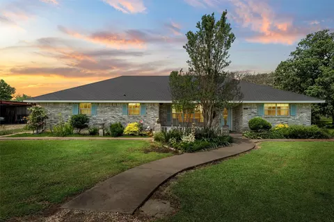 123 Lone Creek Dr, West, TX 76691