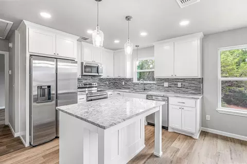 915 Comanche Cove Dr, Granbury, TX 76048