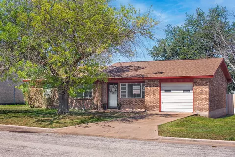 2006 S High St, Brady, TX 76825