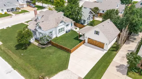428 E Wall St, Grapevine, TX 76051 photo 2