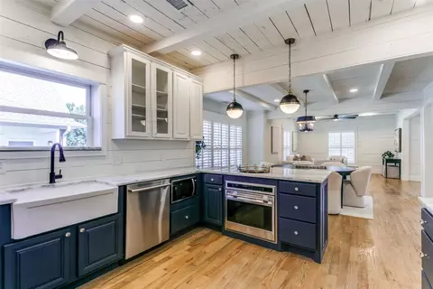 428 E Wall St, Grapevine, TX 76051 photo 20