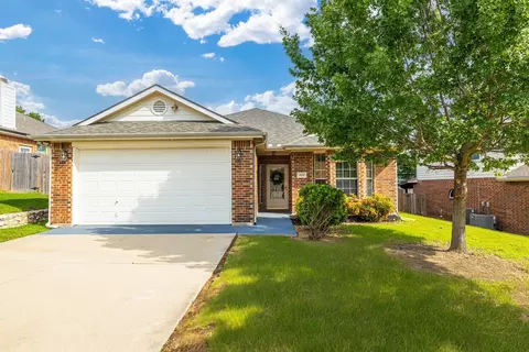 10325 Hogan Dr, Benbrook, TX 76126