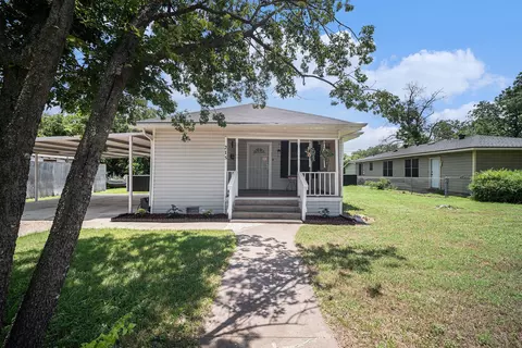 215 Poindexter Ave, Cleburne, TX 76033